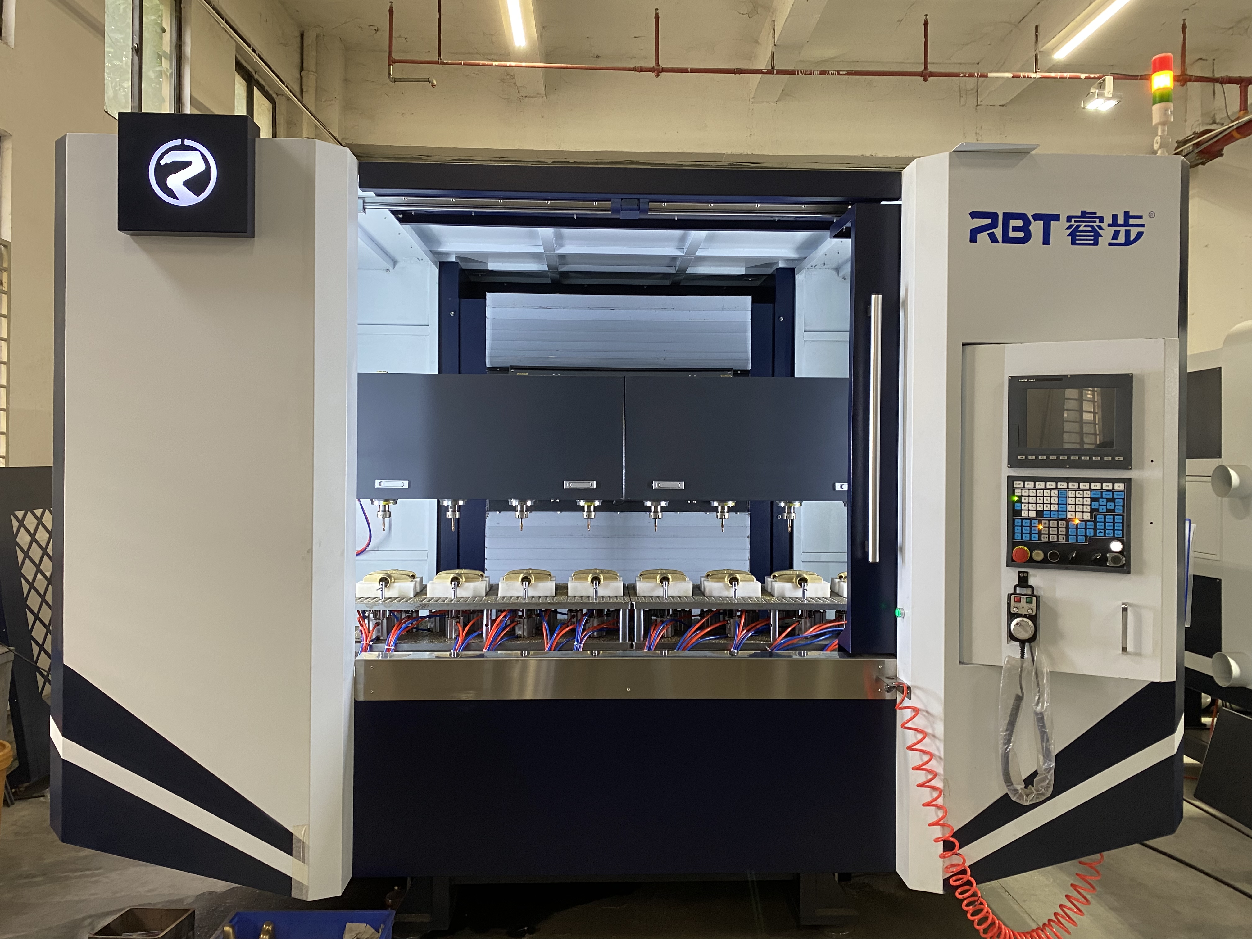 Machine d'épluchage de meulage CNC de station RBT 8 pour la fabrication de robinets approuvée CE