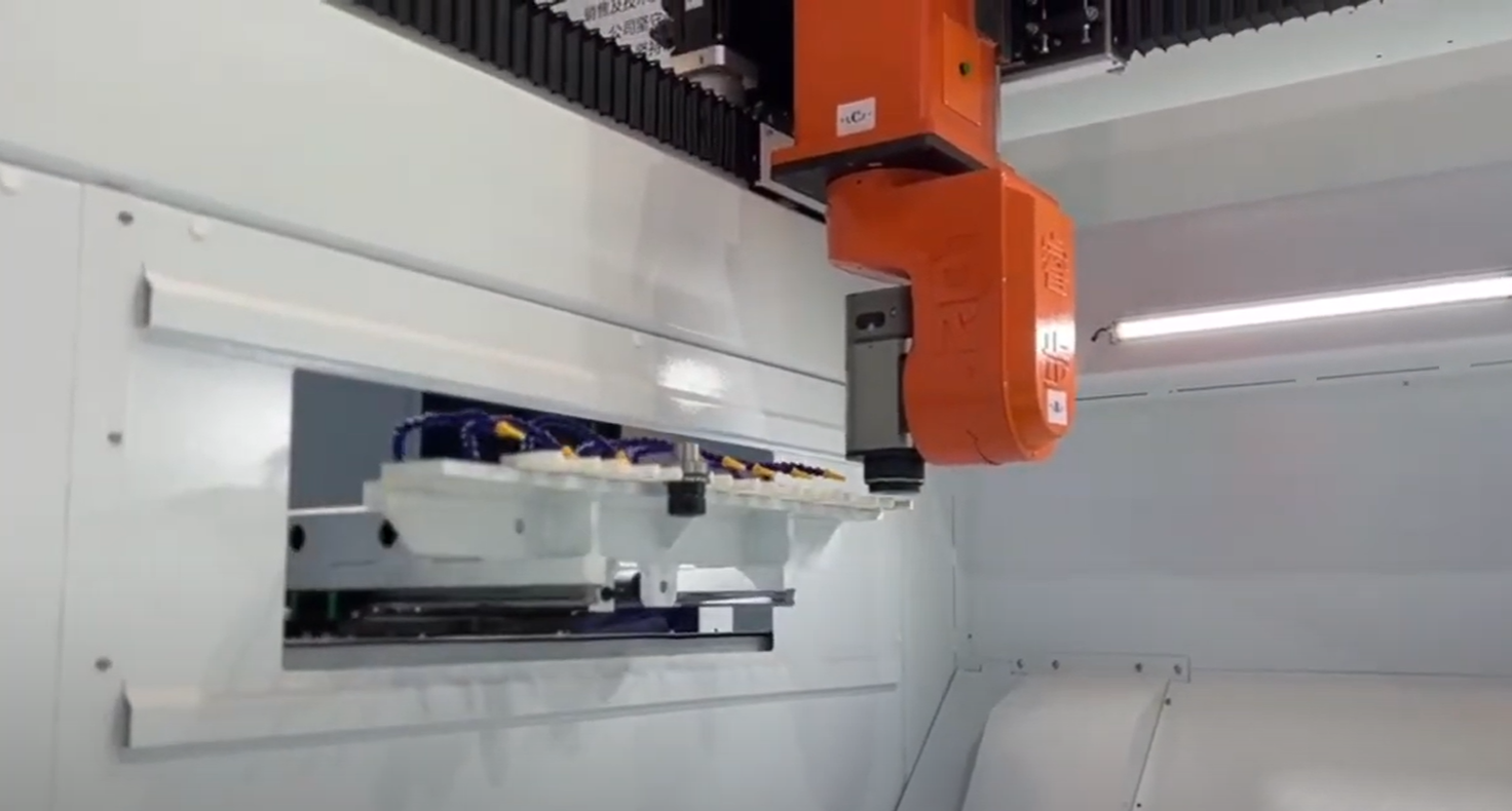 MACHINE DE COUPE CNC À CINQ AXES 