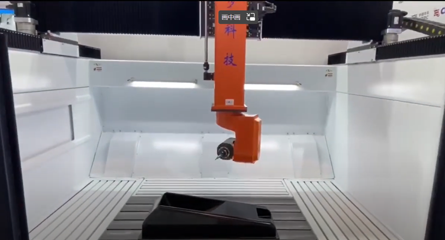 MACHINE DE COUPE CNC À CINQ AXES 