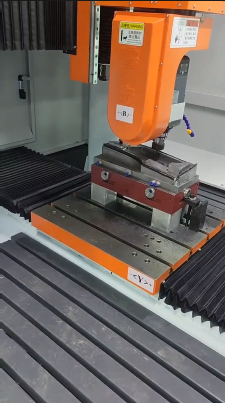 Routeur CNC 5 axes pour l'usinage de moules en aluminium 