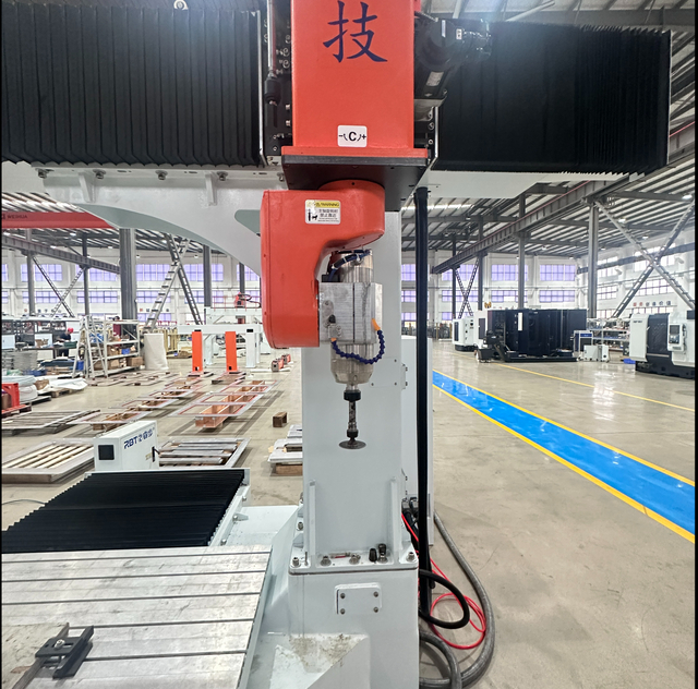 Routeur CNC à 5 axes approuvé par CE avec double travail de travail pour le traitement de moisissure PP / PC / PC / PET / ABS