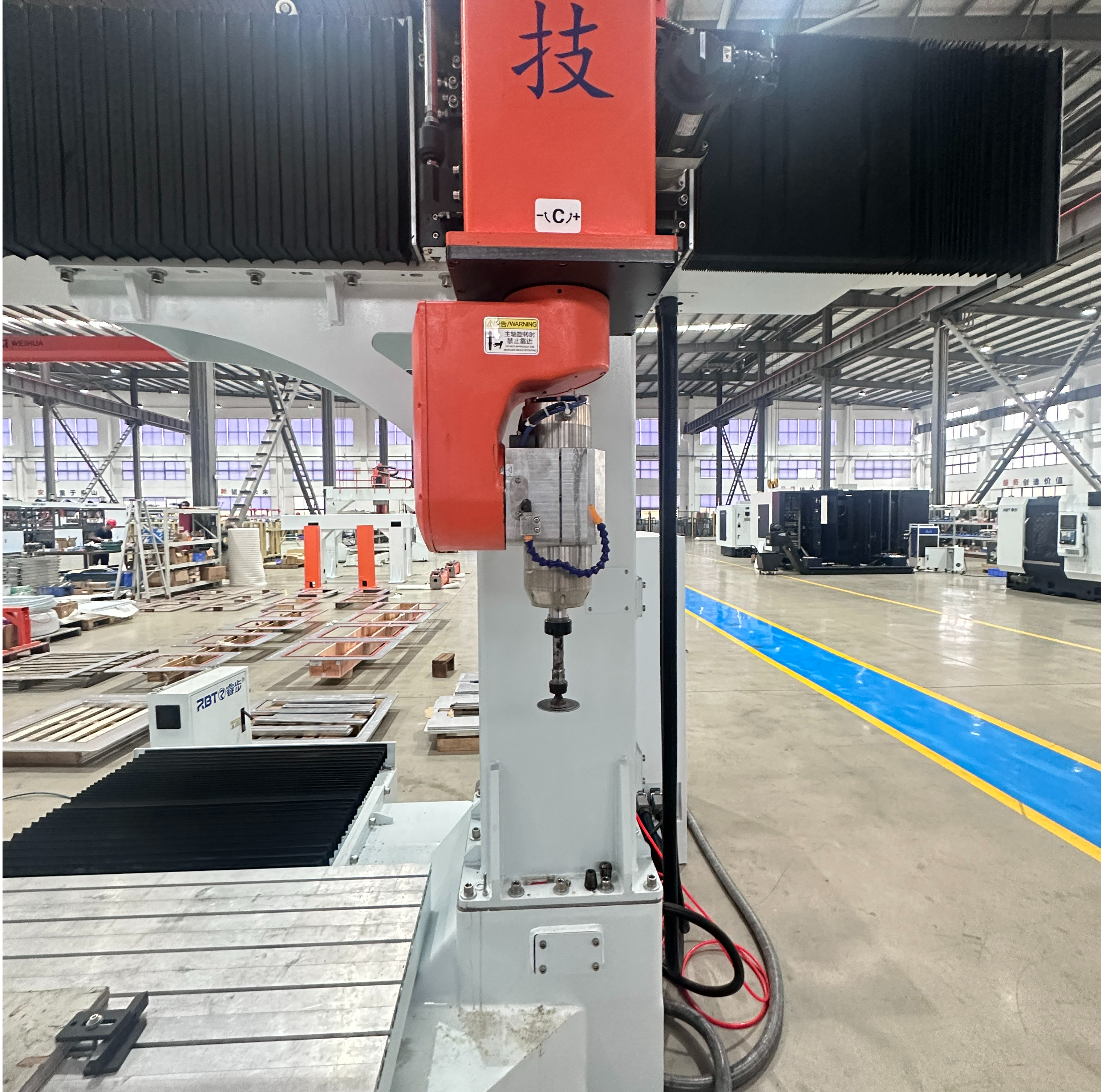 Routeur CNC à 5 axes approuvé par CE avec double travail de travail pour le traitement de moisissure PP / PC / PC / PET / ABS