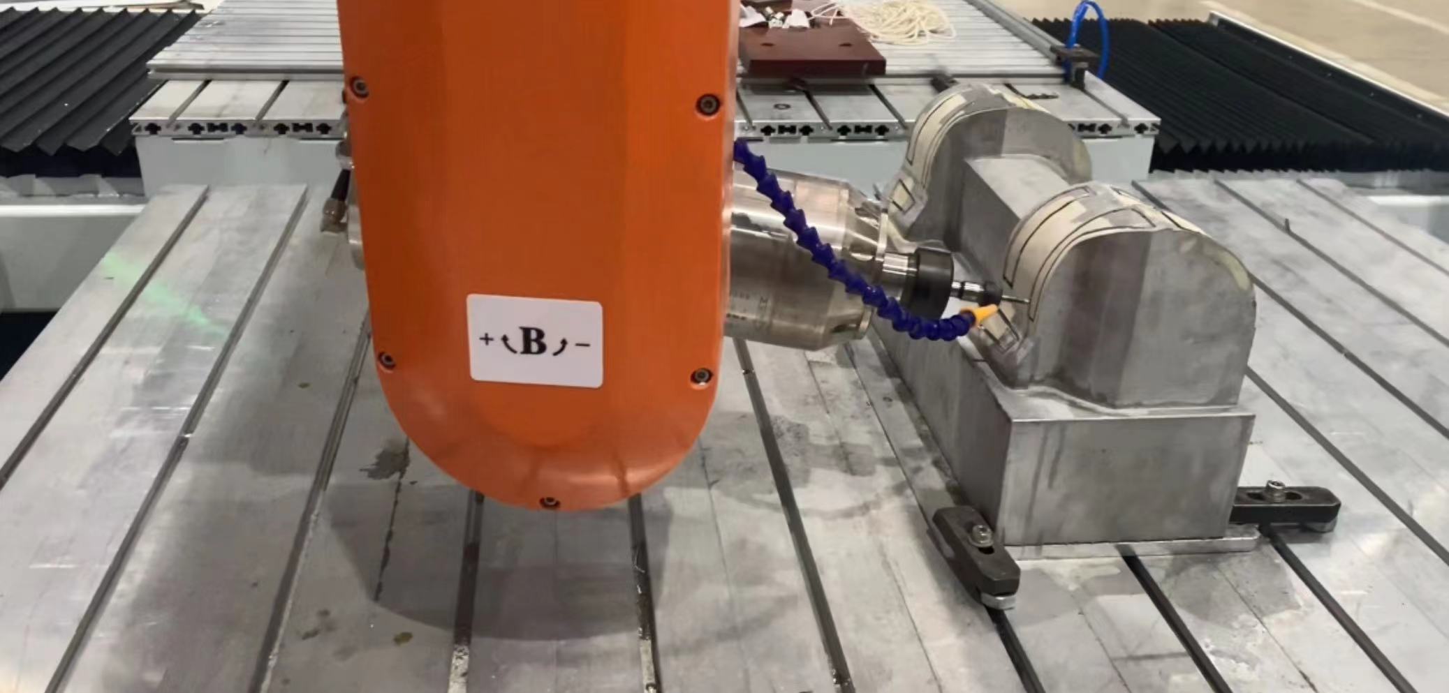 Centre d'usinage CNC 18 &agrave; cinq axes pour le traitement des moules en aluminium.