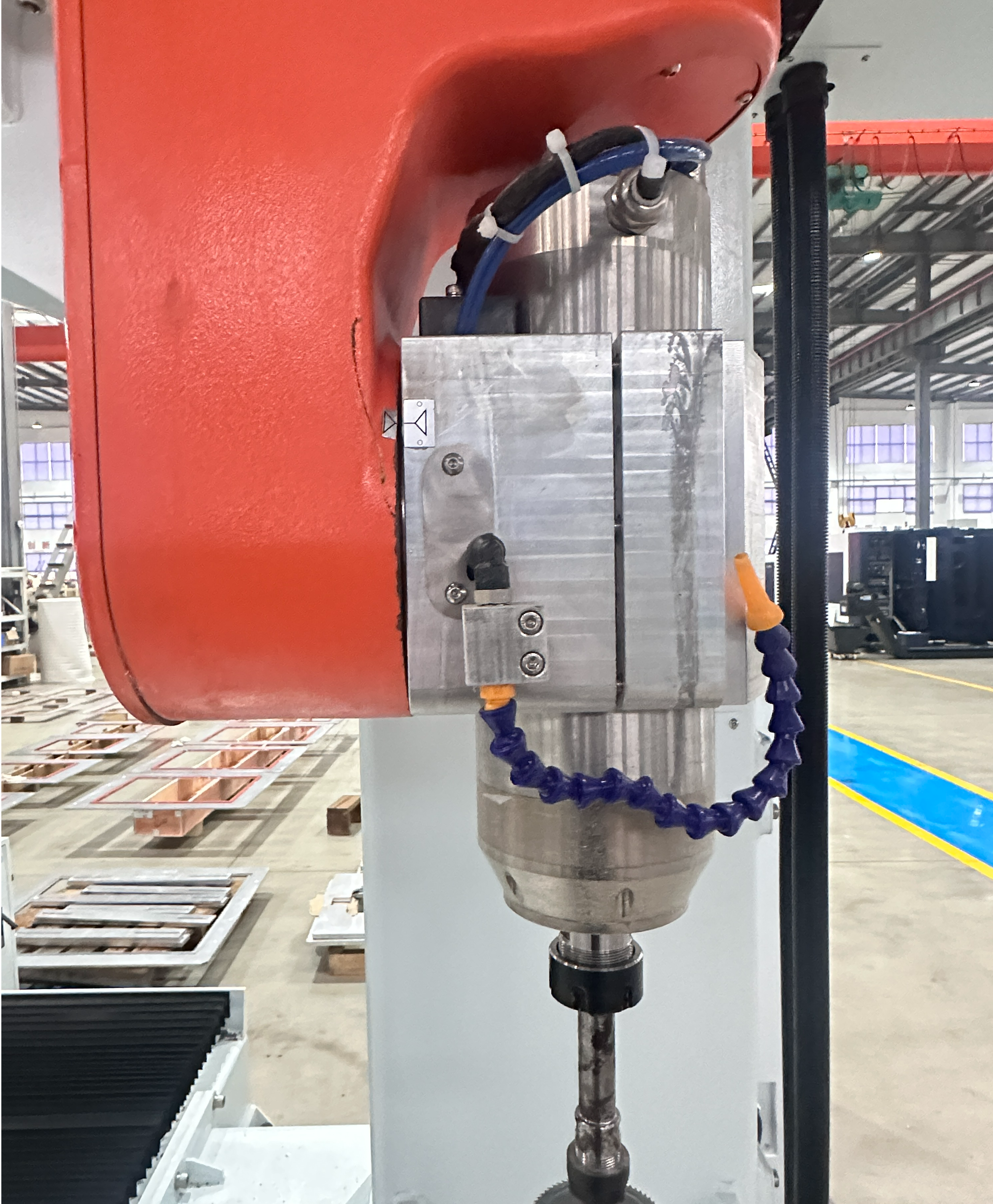 Routeur CNC à 5 axes approuvé par CE avec double travail de travail pour le traitement de moisissure PP / PC / PC / PET / ABS