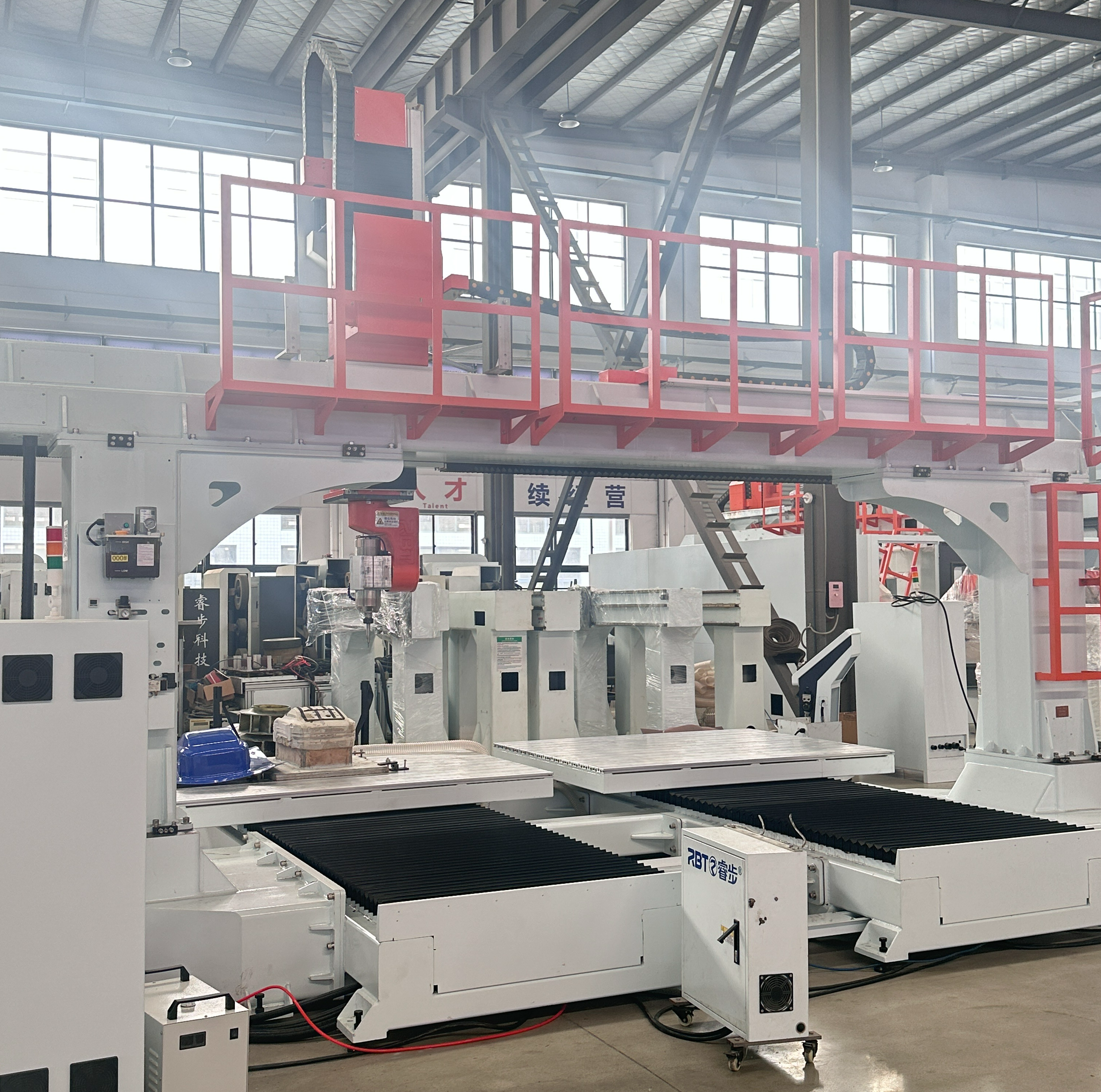 Routeur CNC à 5 axes approuvé par CE avec double travail de travail pour le traitement de moisissure PP / PC / PC / PET / ABS