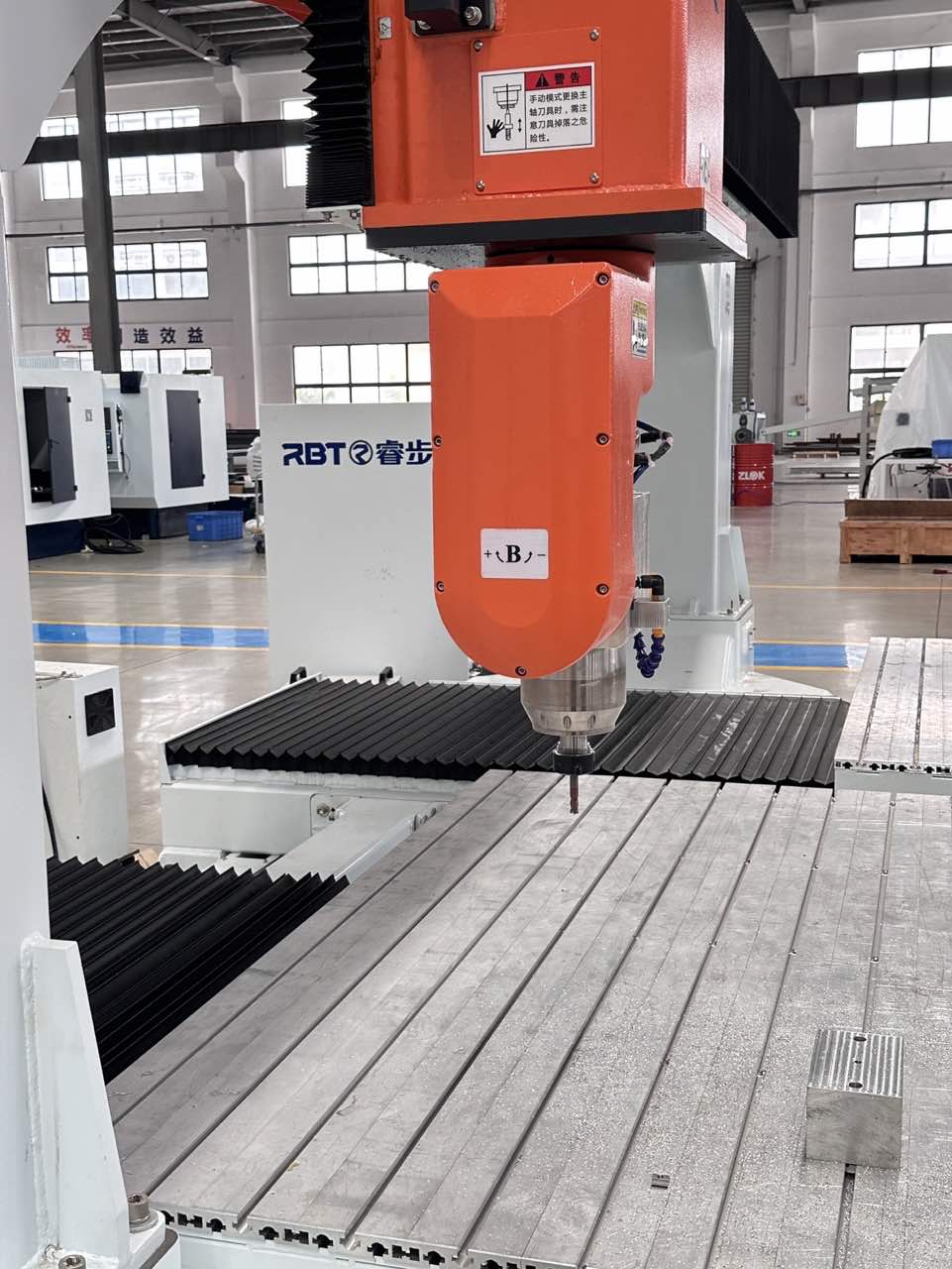 Routeur CNC à 5 axes approuvé par CE avec double travail de travail pour le traitement de moisissure PP / PC / PC / PET / ABS