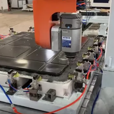 Machine CNC multi-axe à grande vitesse pour le traitement des matériaux composites