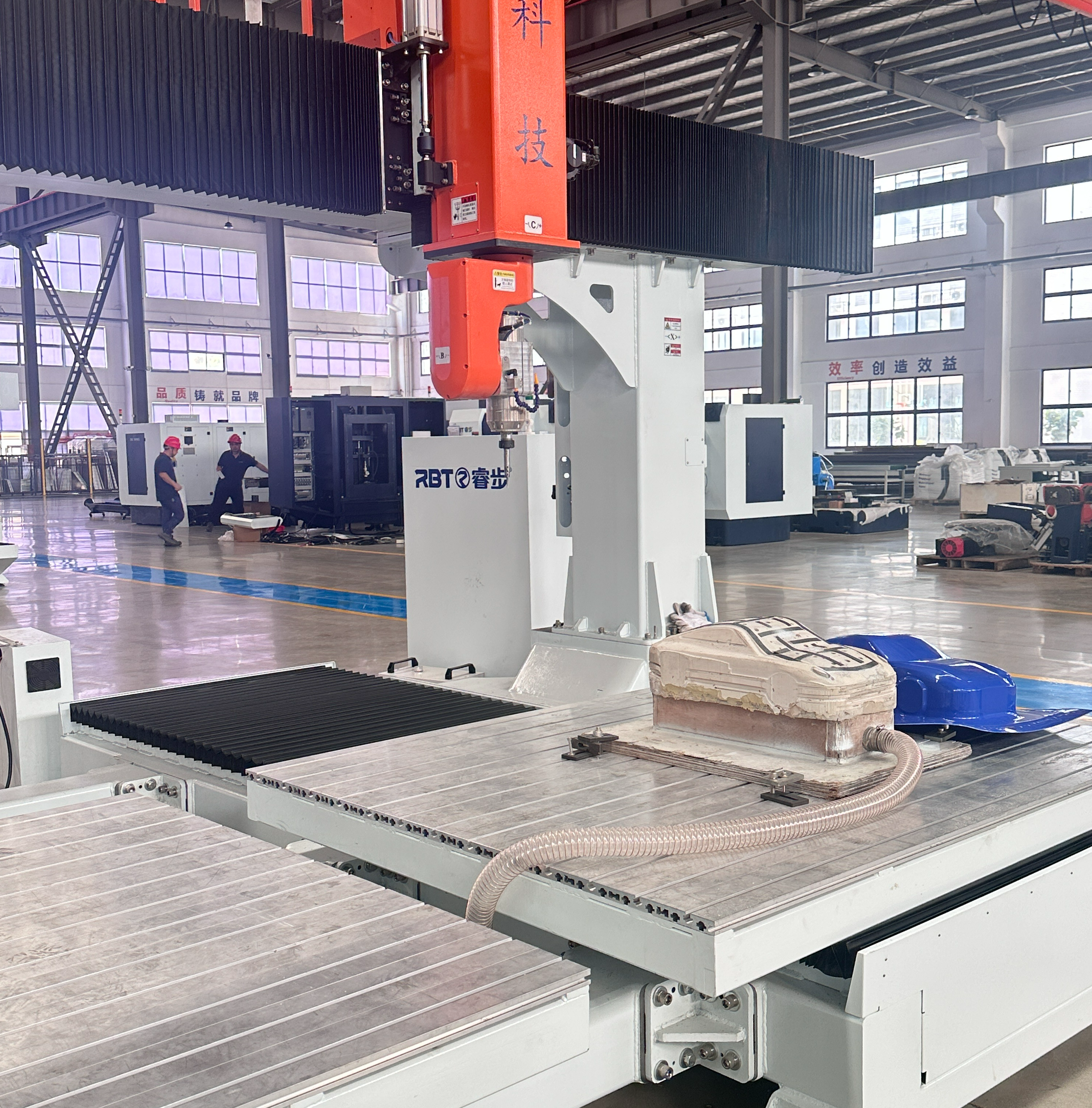 Routeur CNC à 5 axes approuvé par CE avec double travail de travail pour le traitement de moisissure PP / PC / PC / PET / ABS