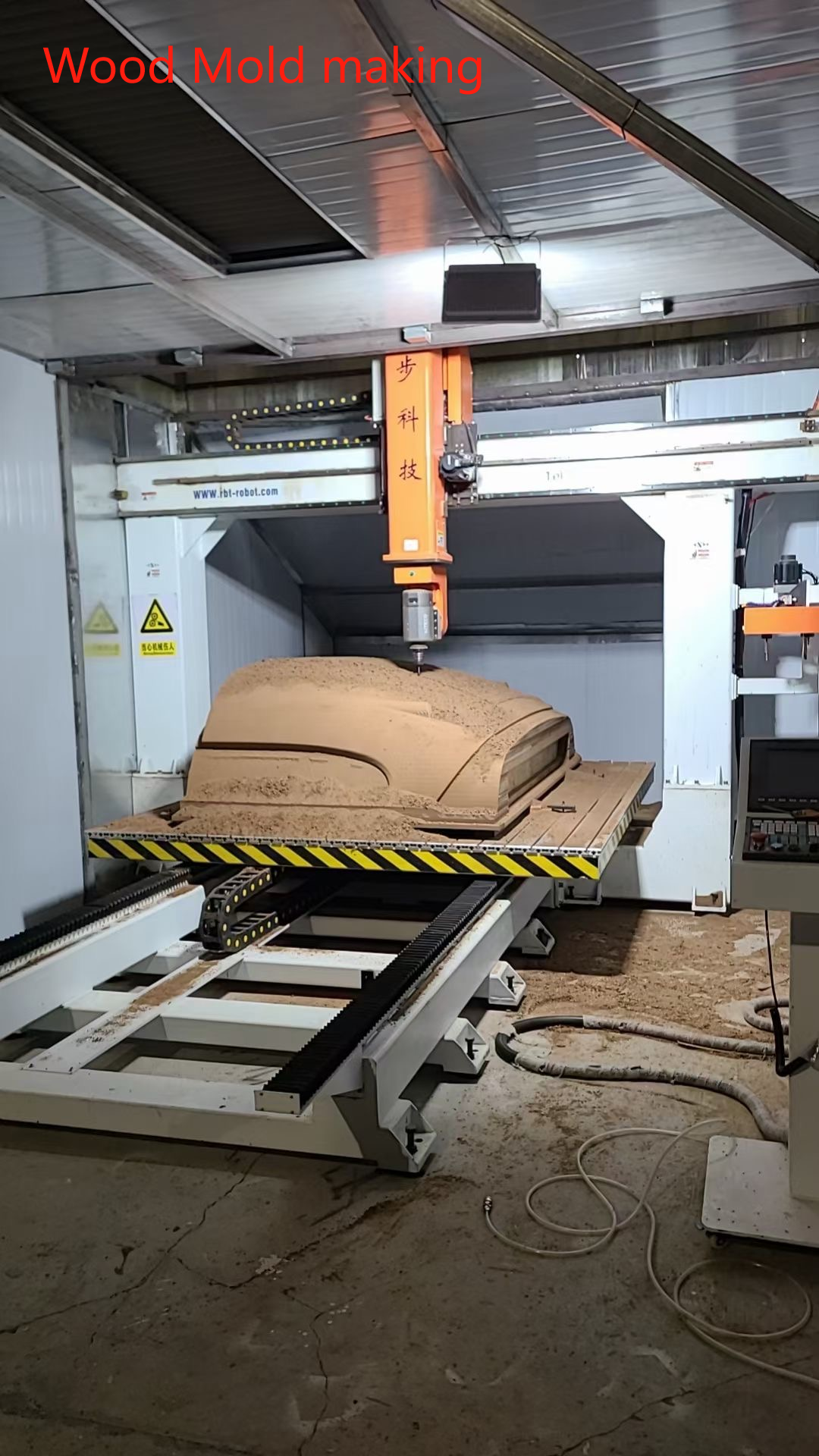 Centre d'usinage CNC 5 axes pour bois complexes