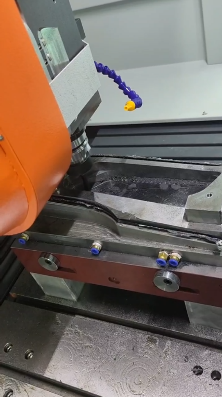 Machine de découpe CNC 5 axes pour pièces en plastique thermoformées à parois épaisses 