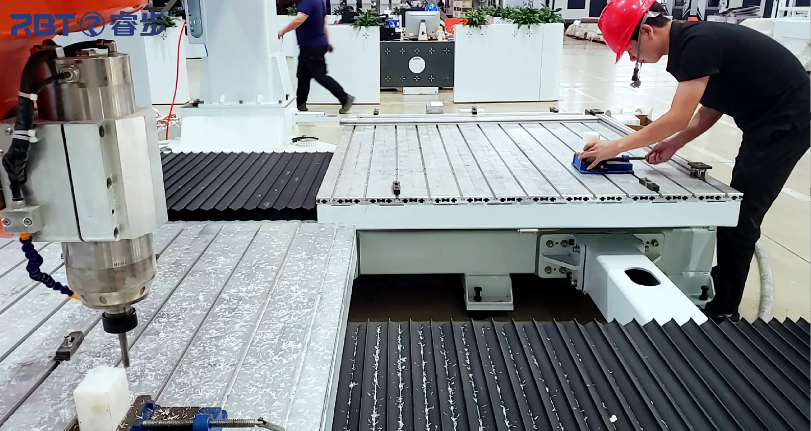 Machine CNC &agrave; 5 axes avec table jumelle